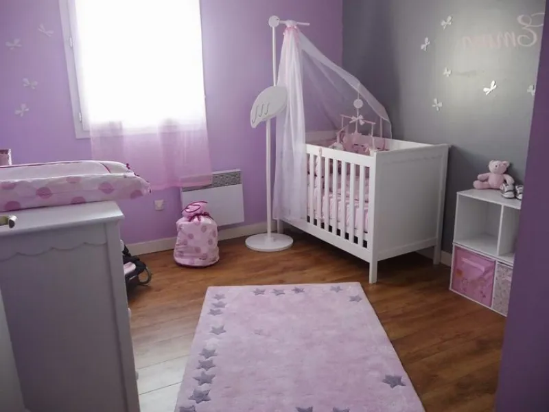 La delicadeza del lila en la habitación del bebé
